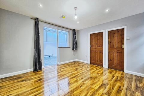 3 bedroom semi-detached house to rent, Stanwell Road, Ashford, Surrey, TW15