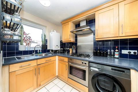 2 bedroom flat for sale, Valmar Road, London SE5