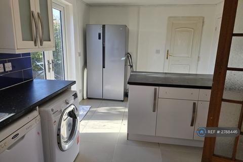4 bedroom terraced house to rent, Grovestile Waye, Feltham, TW14
