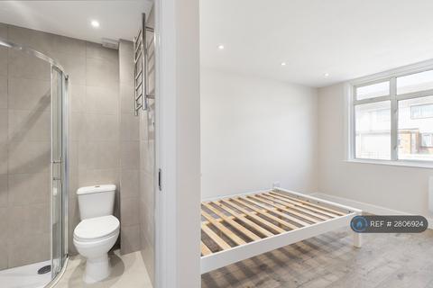 3 bedroom flat to rent, Wellington Road, Ashford, TW15
