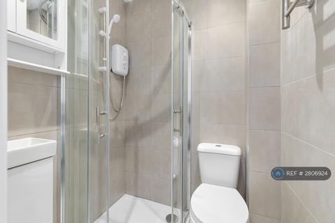 3 bedroom flat to rent, Wellington Road, Ashford, TW15