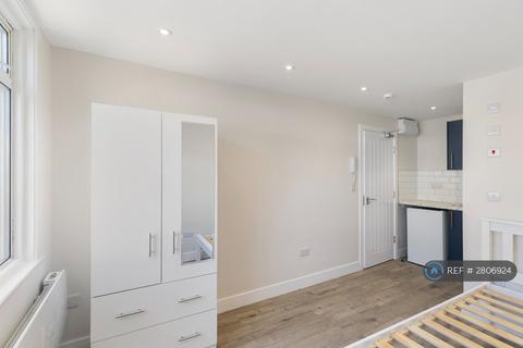 3 bedroom flat to rent, Wellington Road, Ashford, TW15