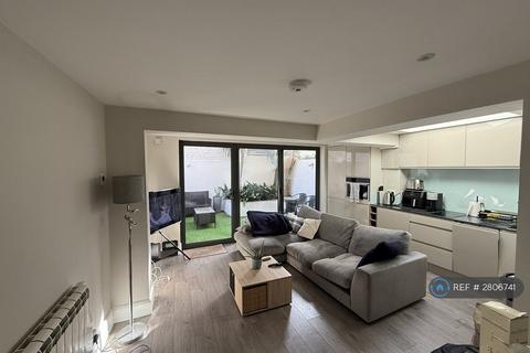 2 bedroom flat to rent, Lurline Gardens, London, SW11