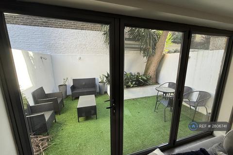 2 bedroom flat to rent, Lurline Gardens, London, SW11