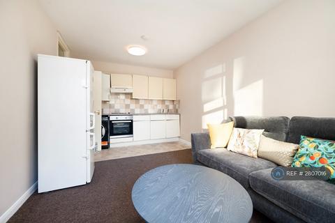 3 bedroom flat to rent, Claremont Close, London, E16