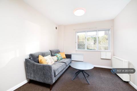 3 bedroom flat to rent, Claremont Close, London, E16