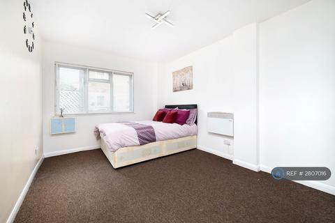 3 bedroom flat to rent, Claremont Close, London, E16