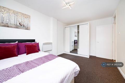 3 bedroom flat to rent, Claremont Close, London, E16