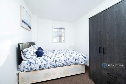 3 bedroom flat to rent, Claremont Close, London, E16