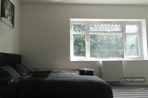 undefined, Broad Walk, Hounslow, TW5