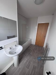 2 bedroom flat to rent, Arrowe Road, Wirral, CH49