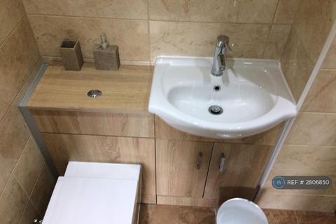 4 bedroom terraced house to rent, Coral Row, London, SW11