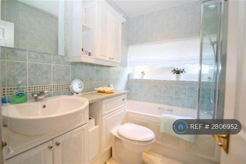 2 bedroom flat to rent, Deer Park Gardens, Morden / Mitcham, CR4