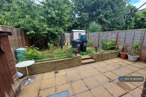 2 bedroom flat to rent, Deer Park Gardens, Morden / Mitcham, CR4