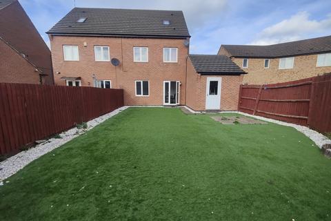 4 bedroom semi-detached house to rent, Dragoon Road, New Stoke Village, Coventry, CV3