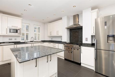 4 bedroom terraced house for sale, Dickens Boulevard, Fairfield, Hitchin