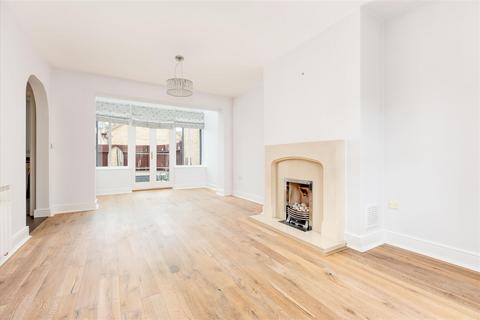 4 bedroom terraced house for sale, Dickens Boulevard, Fairfield, Hitchin
