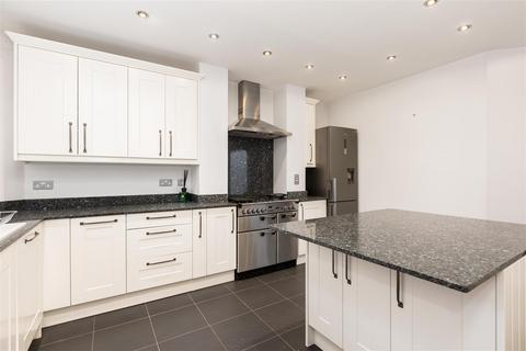 4 bedroom terraced house for sale, Dickens Boulevard, Fairfield, Hitchin