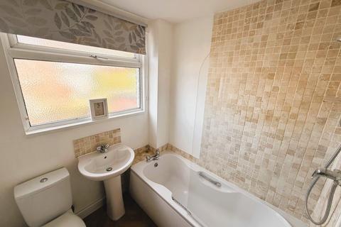 3 bedroom semi-detached house to rent, Glenwood Crescent, Chapeltown