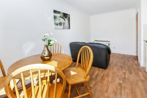 2 bedroom ground floor flat for sale, Grove Close, Slough