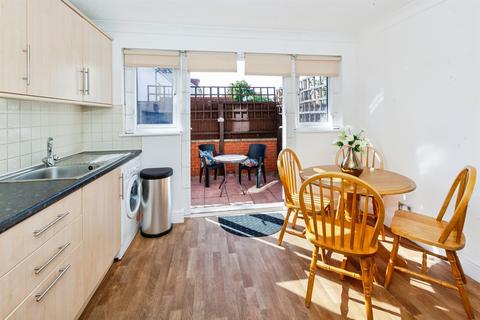 2 bedroom ground floor flat for sale, Grove Close, Slough