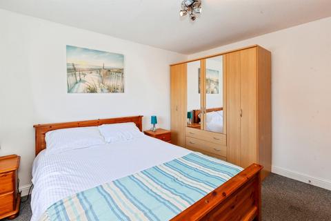 2 bedroom ground floor flat for sale, Grove Close, Slough