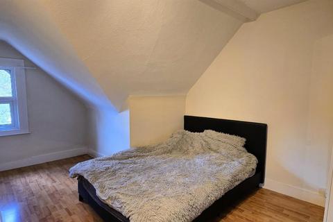 undefined, Reading Road South, Fleet GU52