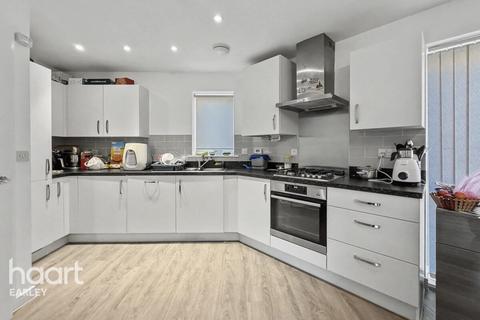 5 bedroom townhouse to rent, Nightingale Way, Reading