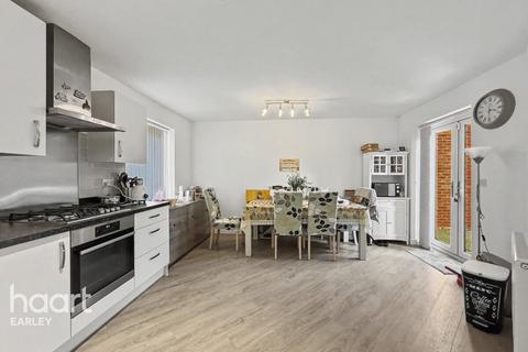 5 bedroom townhouse to rent, Nightingale Way, Reading