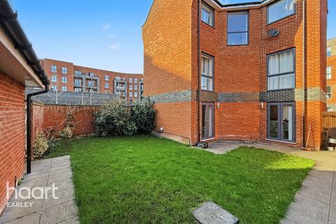 5 bedroom townhouse to rent, Nightingale Way, Reading