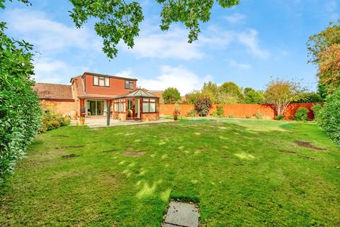 3 bedroom detached house for sale, Greenfields Road, Horley