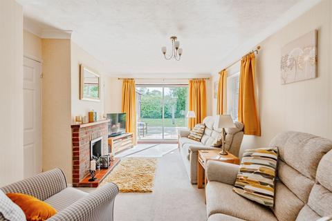 3 bedroom detached house for sale, Greenfields Road, Horley