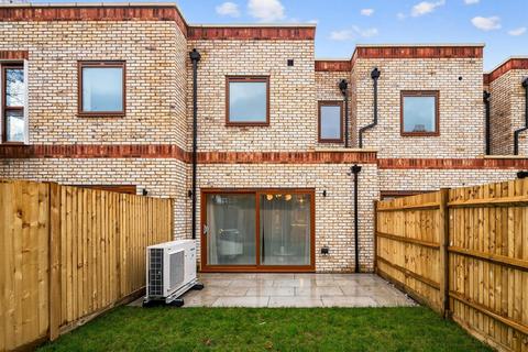 2 bedroom end of terrace house for sale, Fenham Road, London