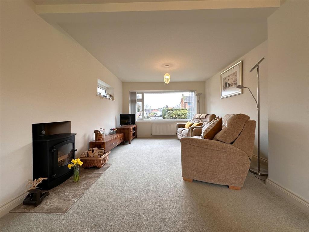 Spacious Living Room 135