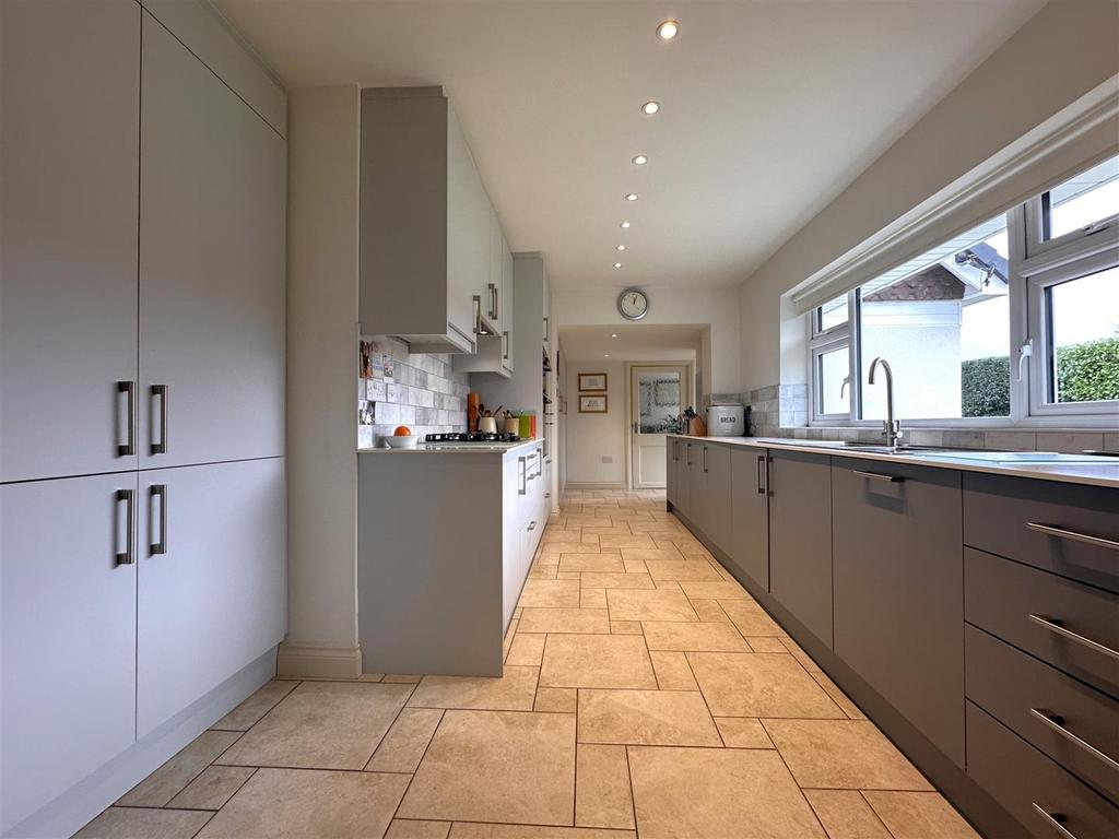 Extensive Modern Kitchen 053