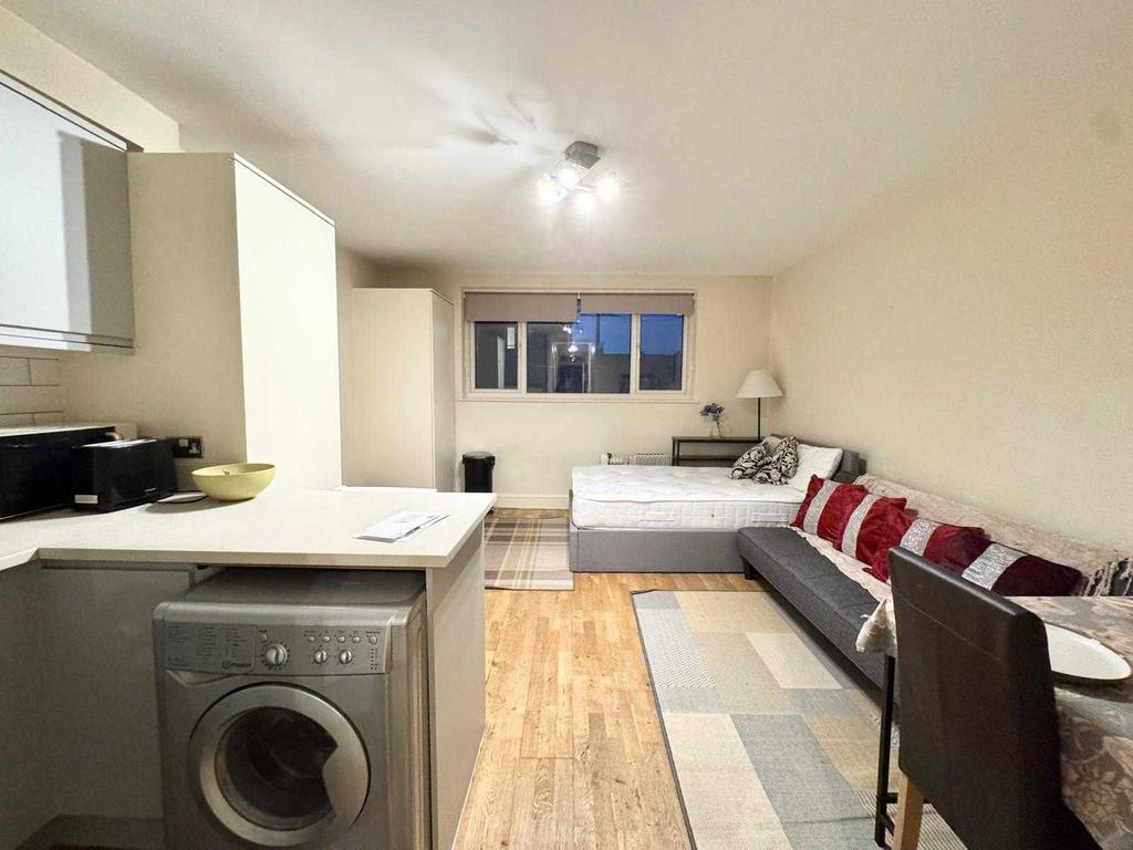 1 bed studio to rent Farm Ln, London SW6
