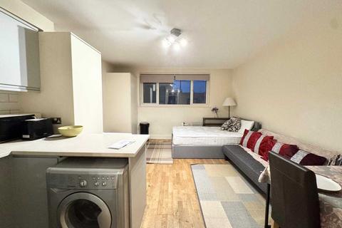 Farm Ln SW6