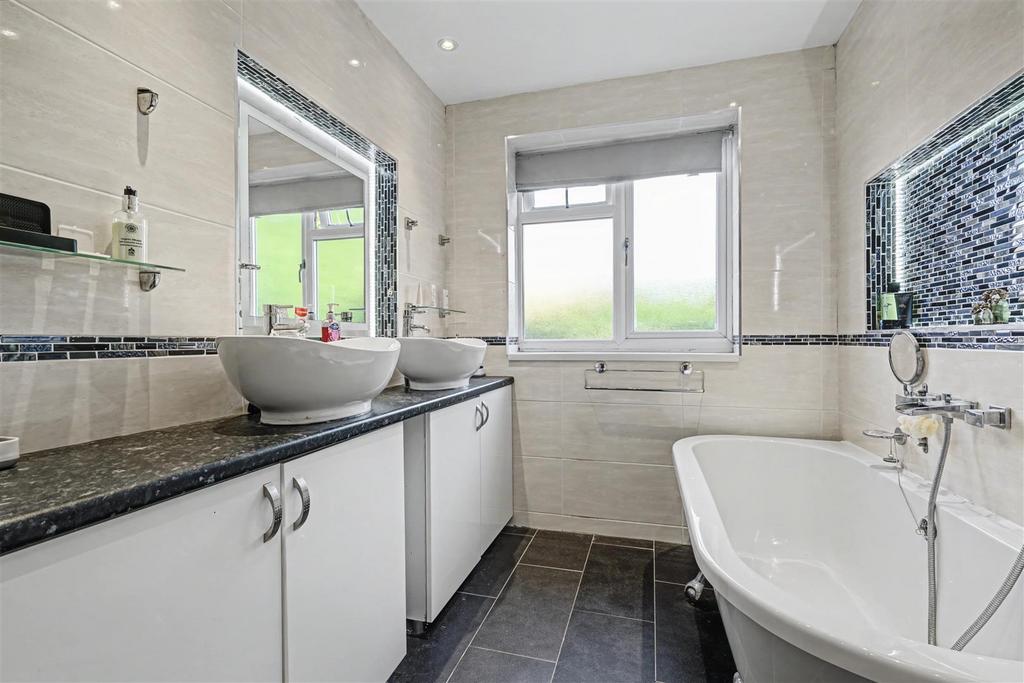 Bathroom 1 3.jpeg