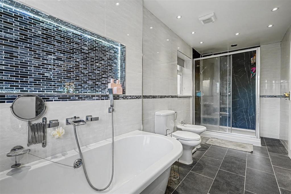 Bathroom 1 2.jpeg