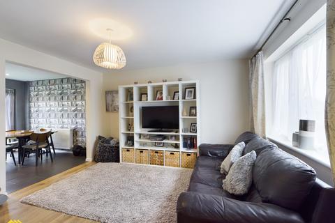 3 bedroom semi-detached house to rent, Whimbrel Way, Banbury OX16