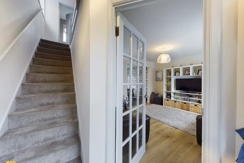 3 bedroom semi-detached house to rent, Whimbrel Way, Banbury OX16