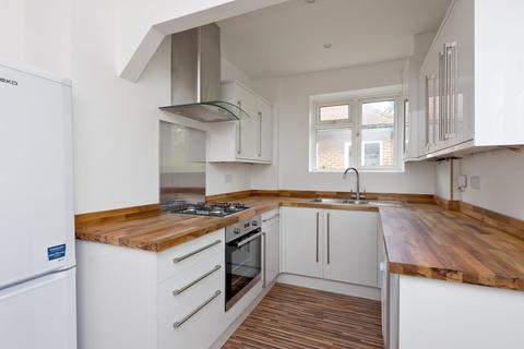 2 bedroom maisonette to rent, Coombe Lane, London SW20