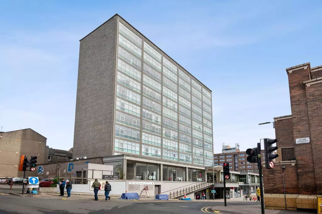 3 bedroom flat for sale - Photo 3