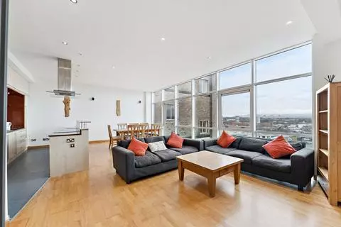 3 bedroom flat for sale - Photo 4