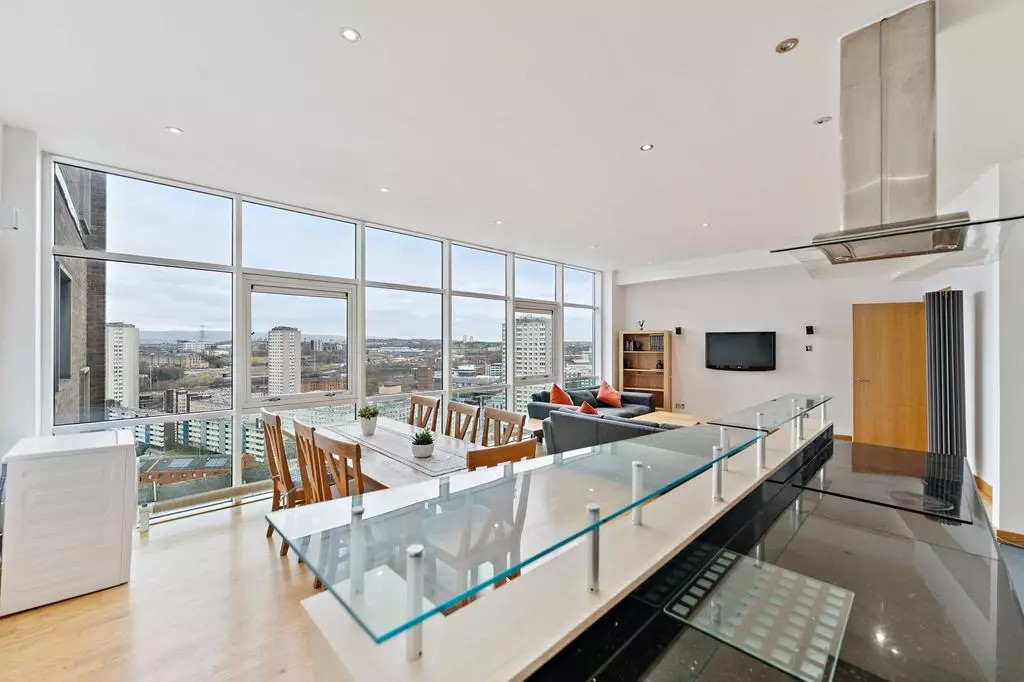 3 bedroom flat for sale - Photo 7