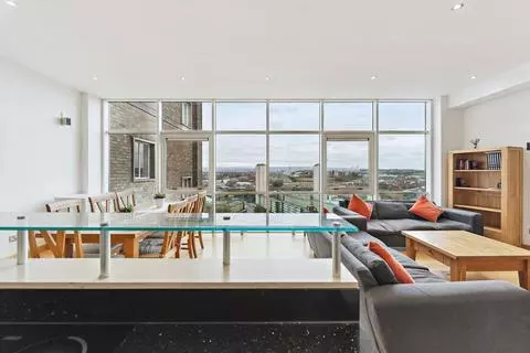 3 bedroom flat for sale - Photo 8