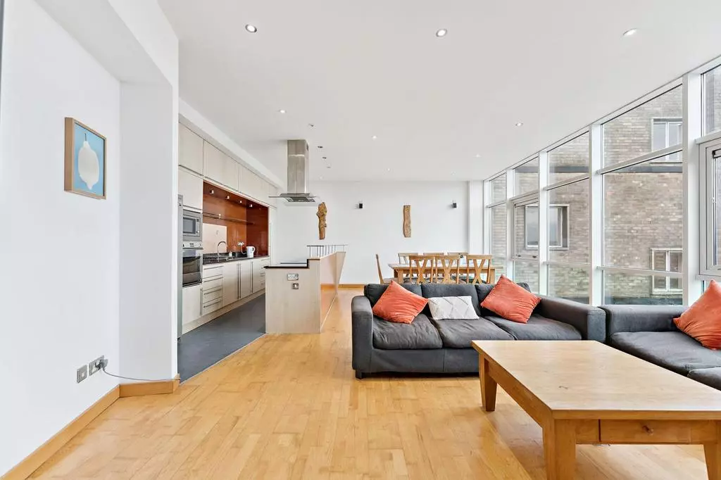 3 bedroom flat for sale - Photo 11