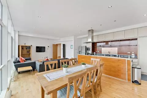 3 bedroom flat for sale - Photo 16