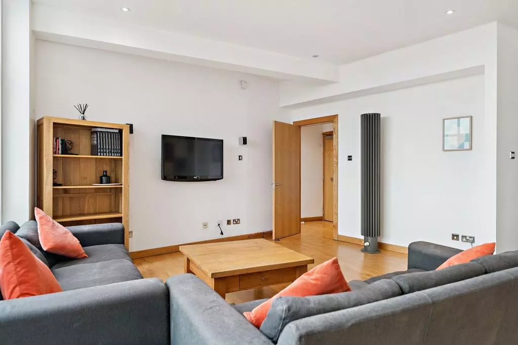 3 bedroom flat for sale - Photo 20