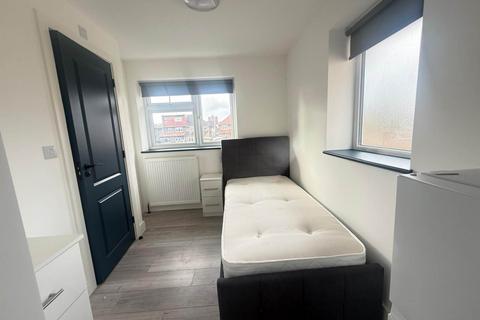 4 bedroom semi-detached house to rent, Hunters Grove, Hayes